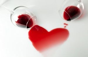 вино пролито из бокала в форме сердца