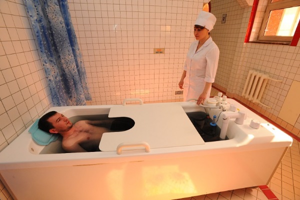 Пациент погружается в ванну и принимает ее около 15 минут