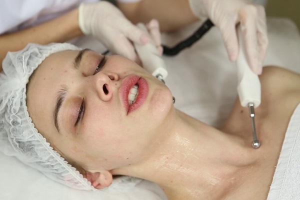 Проведение микротоковой терапии на лицо и шею