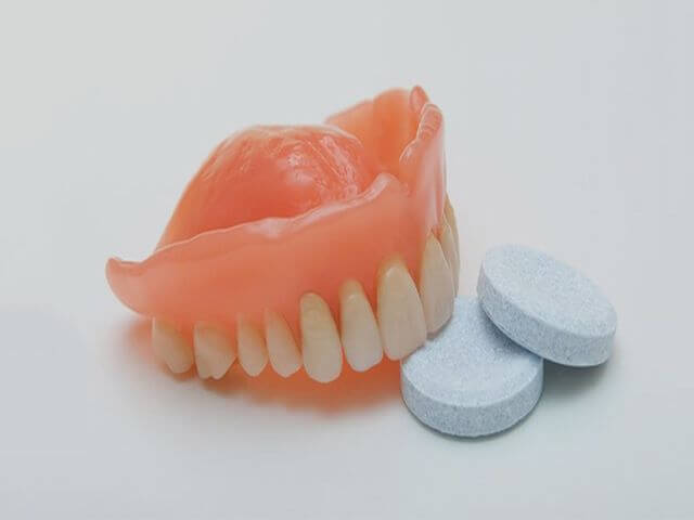 Описание и инструкция по эксплуатации таблеток для очищения зубных протезов