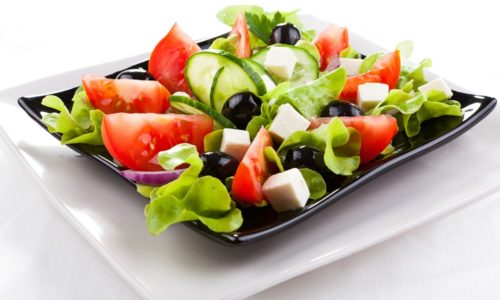 Красоту греческому салату придает крупная нарезка сырых овощей