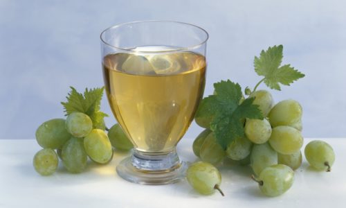 Сок из зрелых ягод винограда способен избавить человека от головной боли при мигрени, помогает при несварении желудка и запорах, приводя стул в норму