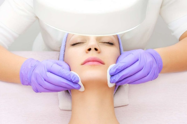 Все процедуры у косметолога начинаются с очищения кожи