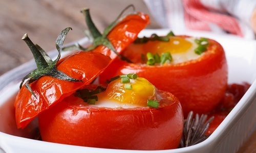 Человеку, который страдает от панкреатита, можно приготовить помидор с яйцом