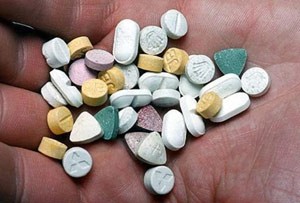 таблетки МДМА в руках человека