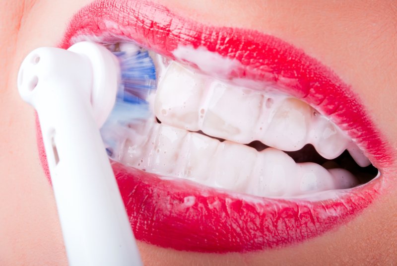 Советы о том, как правильно чистить зубы электрической щеткой. На что обратить внимание при её выборе?