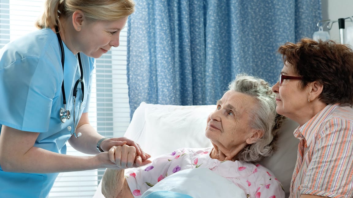 медсестра с пожилым больным