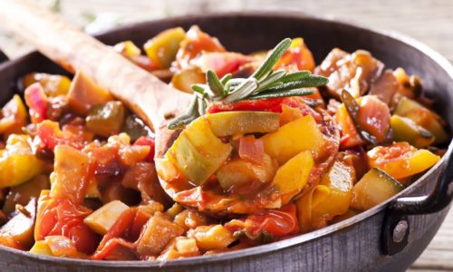 При панкреатите можно приготовить овощное рагу на сковородке