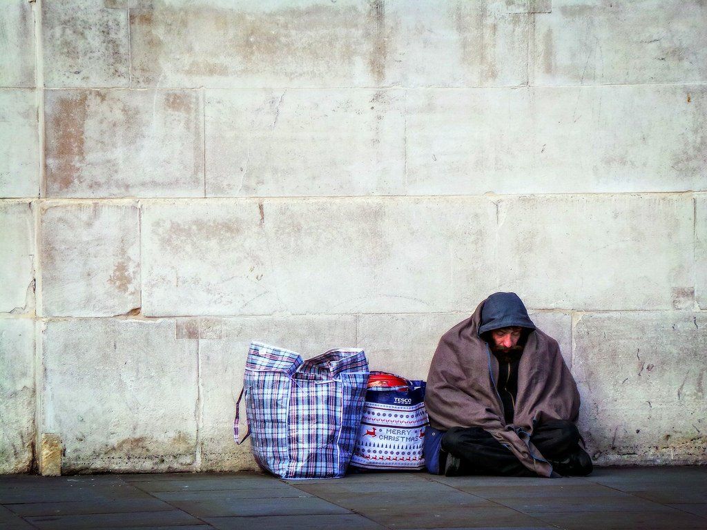 Бездомный на улице