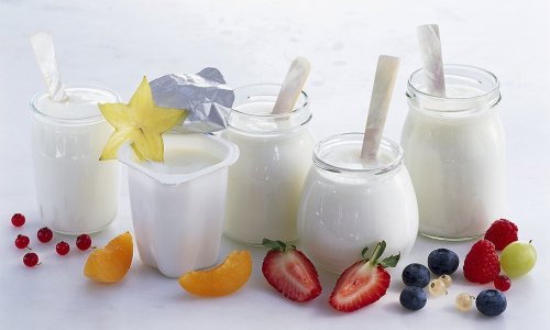 При панкреатите любой формы разрешено употреблять только натуральный йогурт высокого качества без искусственных добавок