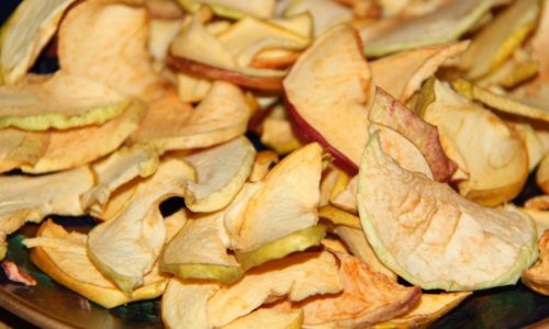 Сушеные яблоки могут использоваться как самостоятельное блюдо, так и для приготовления компотов