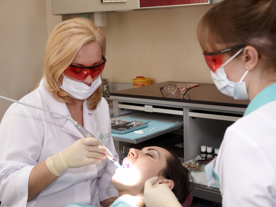 Как реставрировать передний зуб за одно посещение стоматолога? Помогут прямые виниры