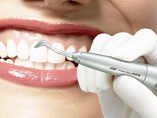 Как делается гигиеническая профессиональная чистка зубов у стоматолога. Три основных метода, и что в них входит