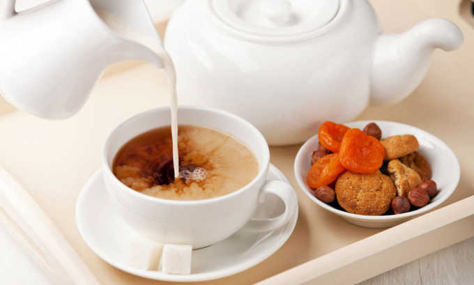 При хроническом панкреатите больные могут пить чай с молоком для снижения болей, нормализации работы ЖКТ и снятия воспаления слизистой
