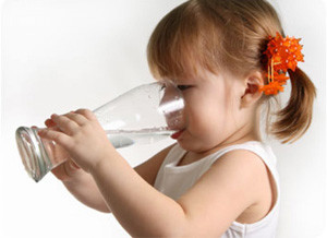 девочка пьёт воду