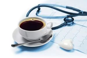 чашка кофе и кардиограмма