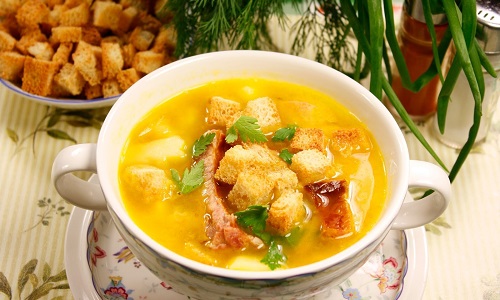 Небольшие кусочки сухарей добавляют в суп или любое другое жидкое блюдо
