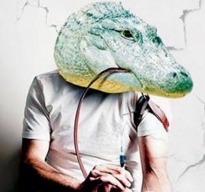 наркоман в маске крокодила