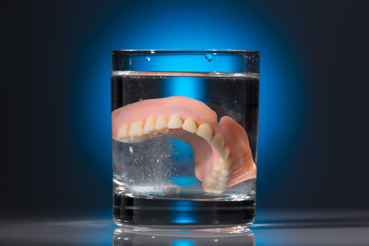 Что такое акриловые зубные протезы. Преимущества и недостатки