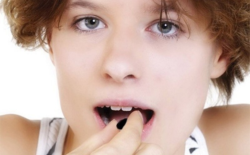 Чистка и отбеливание зубов активированным углем. Как не повредить эмаль и добиться хорошего результата