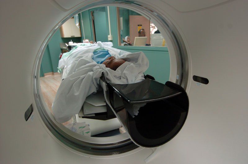 Пациента помещают в томограф