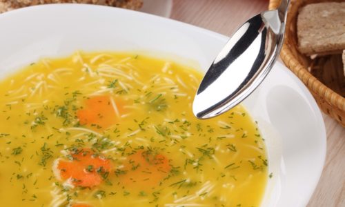 Рацион больного панкреатитом может дополнить вермишелевый суп, приготовленный на основе некрепкого куриного бульона