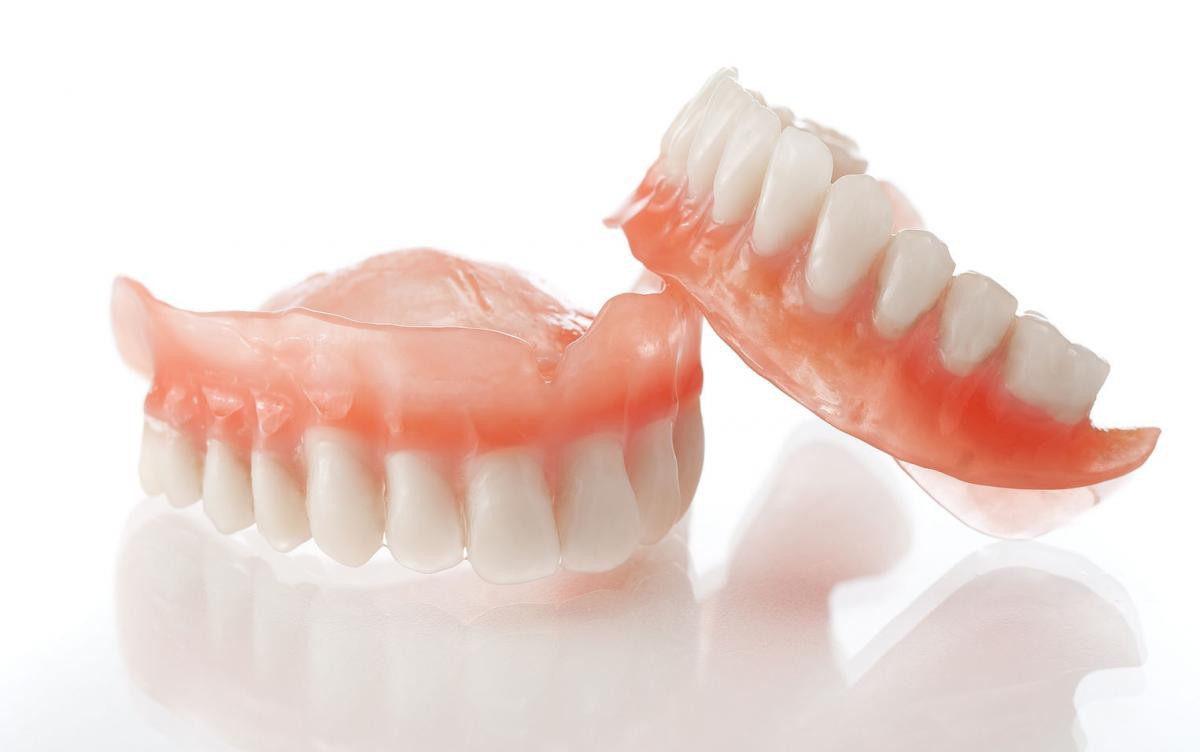Как и чем чистить пластмассовые зубные протезы от темного налета в домашних условиях. Обзор средств