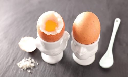 Чтобы сварить яйцо всмятку, достаточно подержать его в воде 2-3 минуты