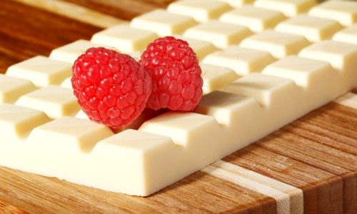 Белый шоколад менее полезны так как в таких сладостях содержится больше искусственных веществ