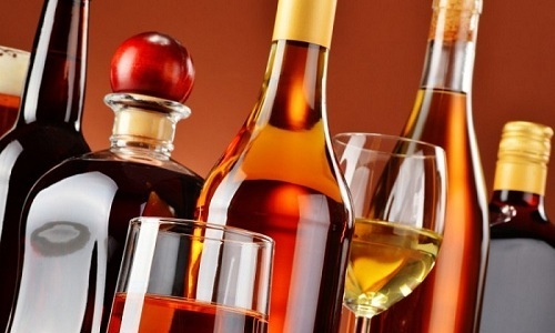 Рацион больного панкреатитом мужчины не должен содержать алкогольные напитки