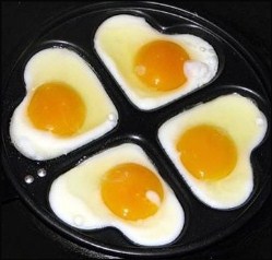 жареные яйца в форме сердечек