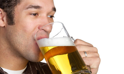 Многих людей интересует, можно ли пить пиво при панкреатите