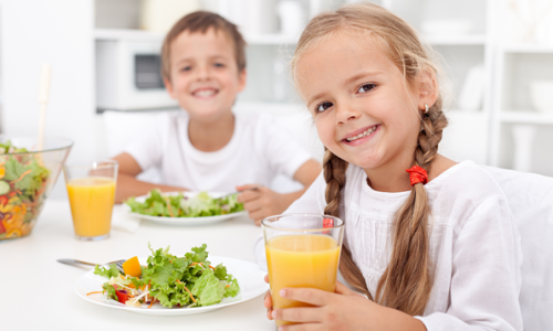 Детям, больным панкреатитом, следует строго придерживаться специальной диеты