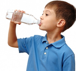 Мальчик пьет воду