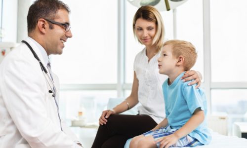 Незамедлительной консультации педиатра требует появление у ребенка симптомов панкреатита, сопровождающихся болями в брюшной области