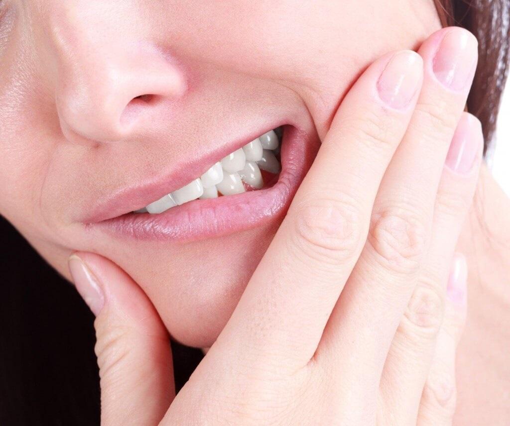 Что делать, если зуб мудрости растет в щеку или в бок. Как снизить риск развития нежелательных осложнений