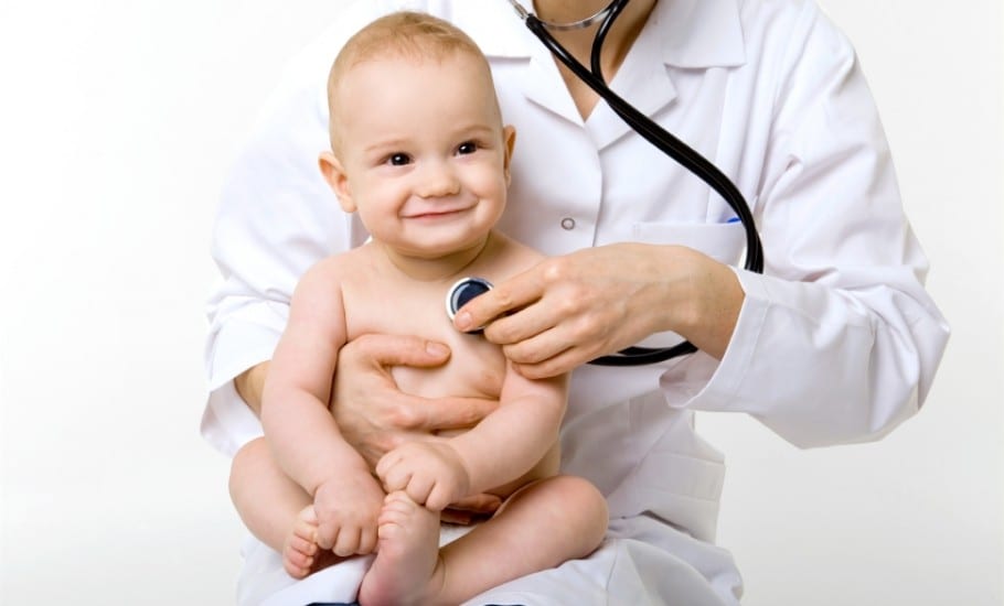 врач с малышом