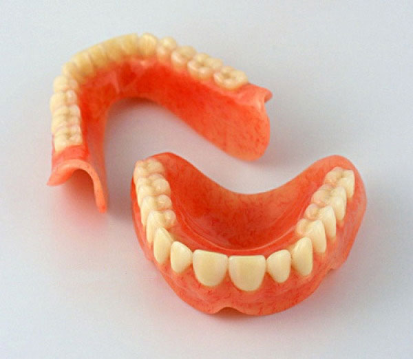 Что такое акриловые зубные протезы. Преимущества и недостатки