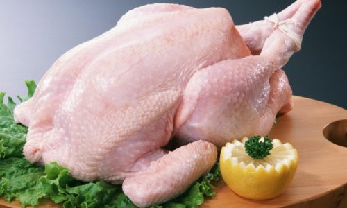 В диетическом блюде для больных панкреатитом должно быть много белков и минимум жиров и углеводов. Мясо курицы отвечает этим требованиям
