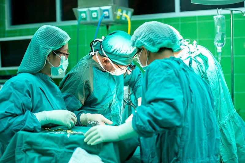 Хирурги проводят операцию по удалению туберкуломы