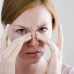 Почему болит глаз при моргании