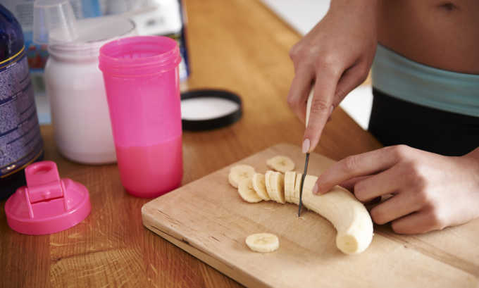 При обострении панкреатита бананы можно попробовать съесть только через неделю после исчезновения неприятных симптомов