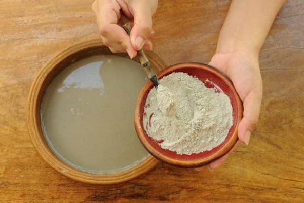 Смешивание глины с водой для обертывания