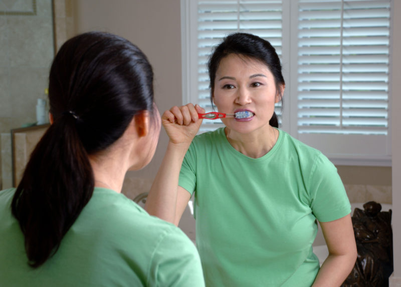 Вечный вопрос: когда чистить зубы до завтрака или после? Не все так однозначно