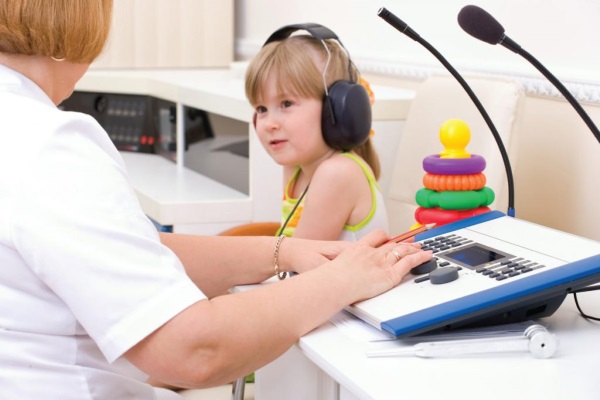 Ребенку проводят аудиометрию