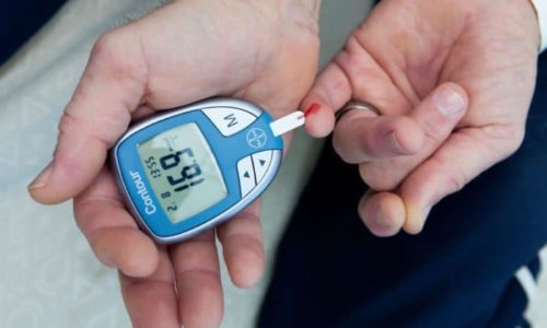 Хроническое течение болезни нередко приводит к снижению уровня инсулина в крови и развитию у пациента сахарного диабета