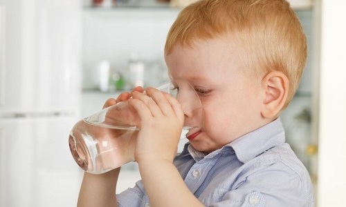 Ребенку после купирования приступа панкреатита разрешают пить теплую кипяченую и щелочную минеральную воду без газа