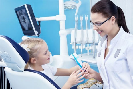 Поговорим о том, как лечат зубы детям