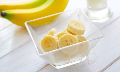 В бананах содержится много калия, благодаря которому человек быстро восстанавливает силы, поэтому бананы часто употребляют в пищу после напряженной работы или спортивных тренировок