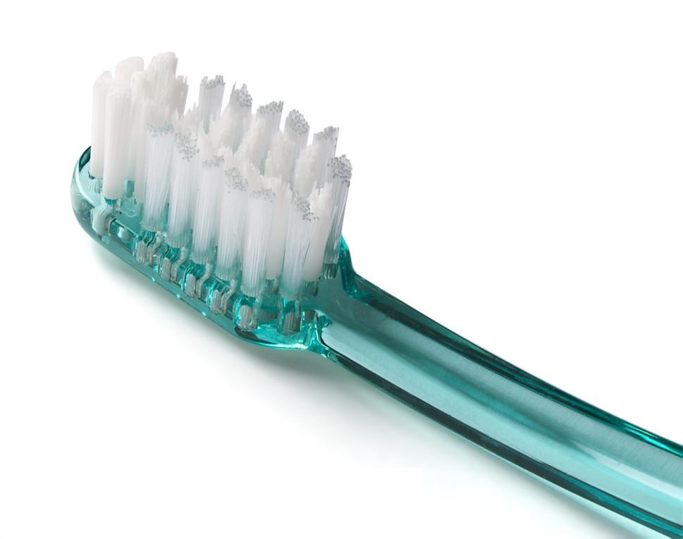 Как правильно чистить зубы с брекетами? Поможет ли делу гигиены зубная нить и специальная паста